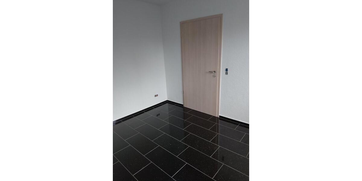Erdgeschoßwohnung Werdau - 4 Zimmer, 95 m&sup2;, 740&euro; | Angebot:25042195