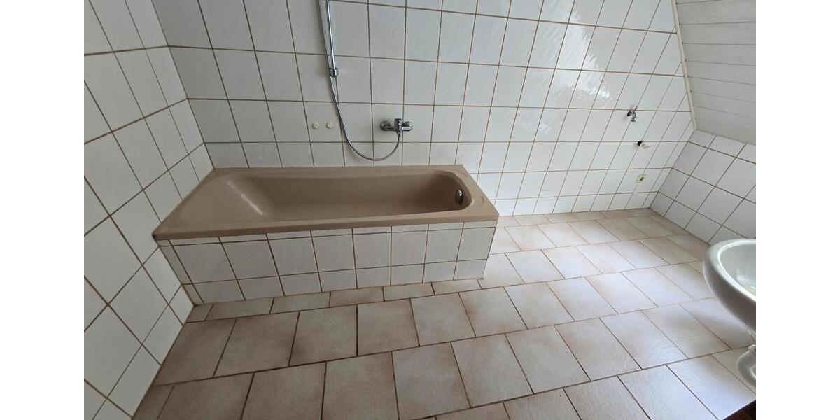 Dachgeschoßwohnung Weißenfels - 2.5 Zimmer, 67 m&sup2;, 400&euro; | Angebot:26610327