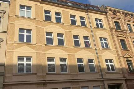 3-Raumwohnung mit Dachterrasse und Weitblick über Halle, Stellplatz, Einbauküche & dekorativen Sichtbalken! 3 zimmer