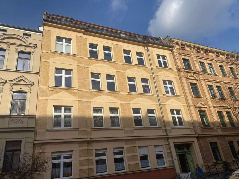 3-Raumwohnung mit Dachterrasse und Weitblick über Halle, Stellplatz, Einbauküche & dekorativen Sichtbalken! 3 zimmer