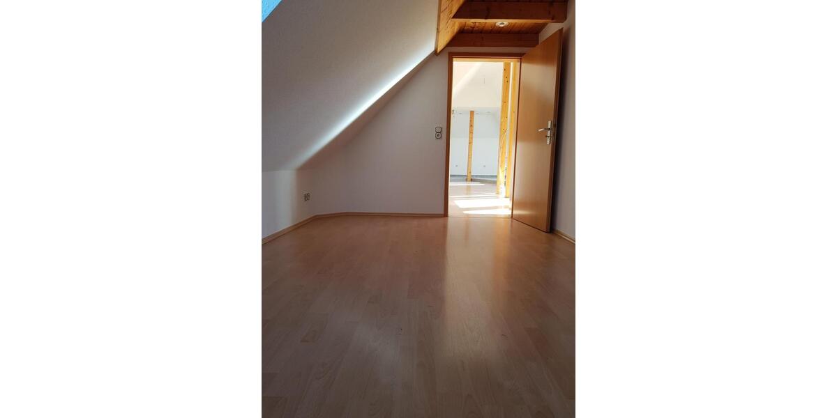 Dachgeschoßwohnung Hohenstein-Ernstthal Ernstthal - 3 Zimmer, 85 m&sup2;, 595&euro; | Angebot:25255010