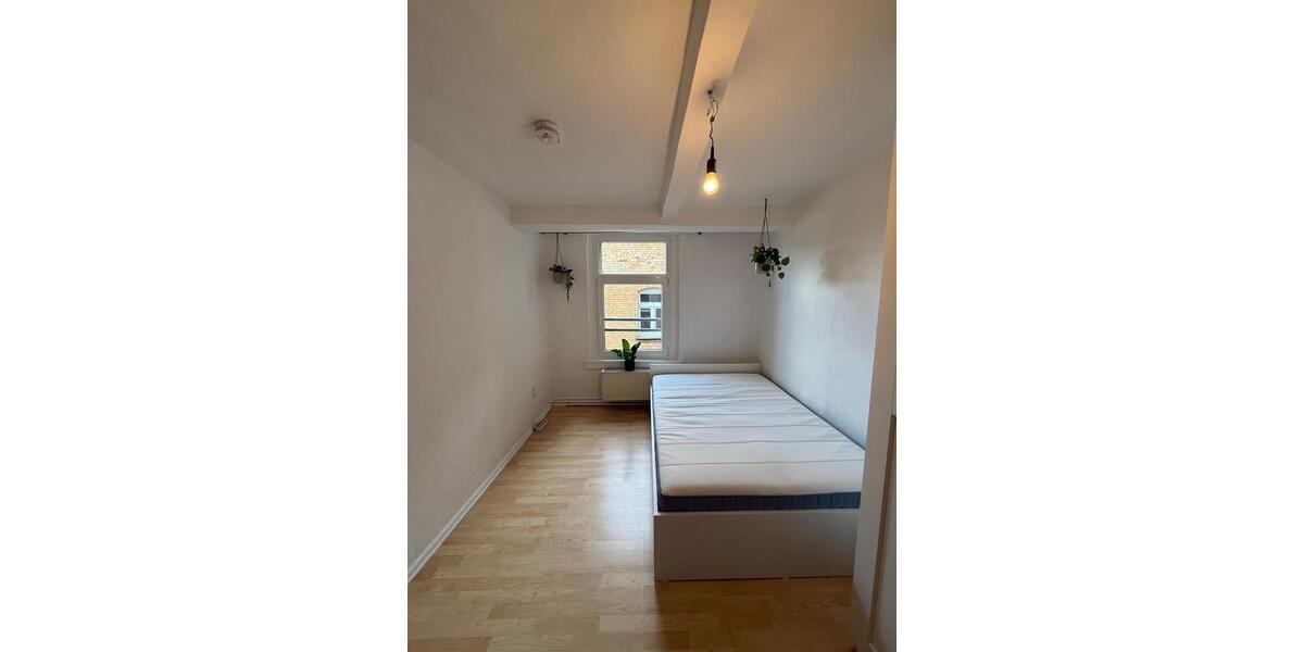 Dachgeschoßwohnung Marburg - 3 Zimmer, 80 m&sup2;, 1.200&euro; | Angebot:26567835