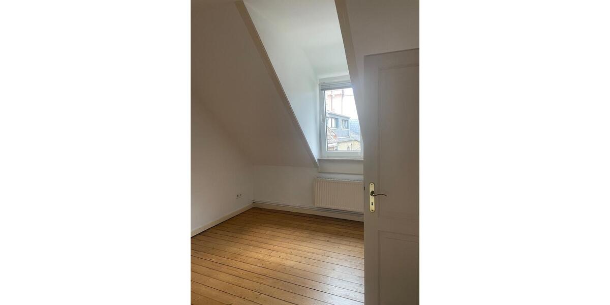 Dachgeschoßwohnung Wiesbaden Biebrich - 4 Zimmer, 105 m&sup2;, 1.190&euro; | Angebot:23487974