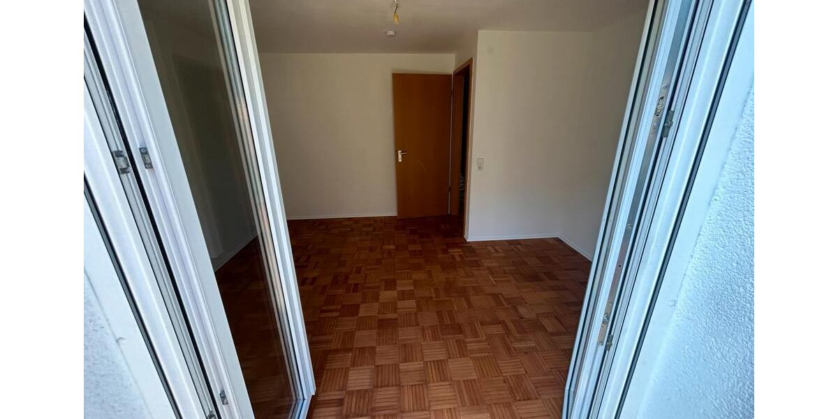 Etagenwohnung Freiberg am Neckar - 3 Zimmer, 79 m&sup2;, 1.100&euro; | Angebot:26045546