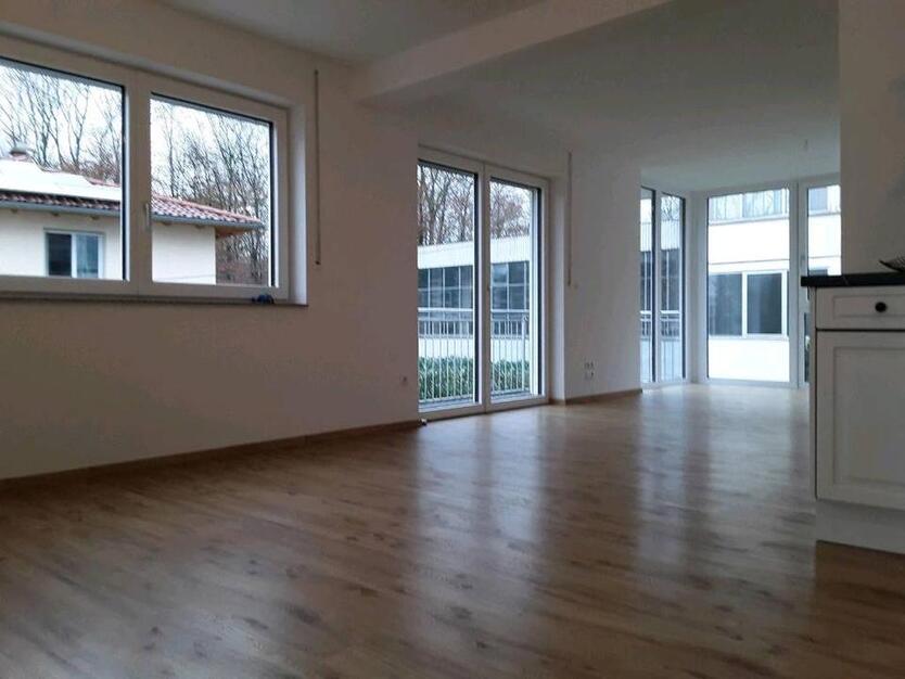 2-Zimmerwohnung mit Balkon und Terrasse, 85 m2 in Freilassing zimmer