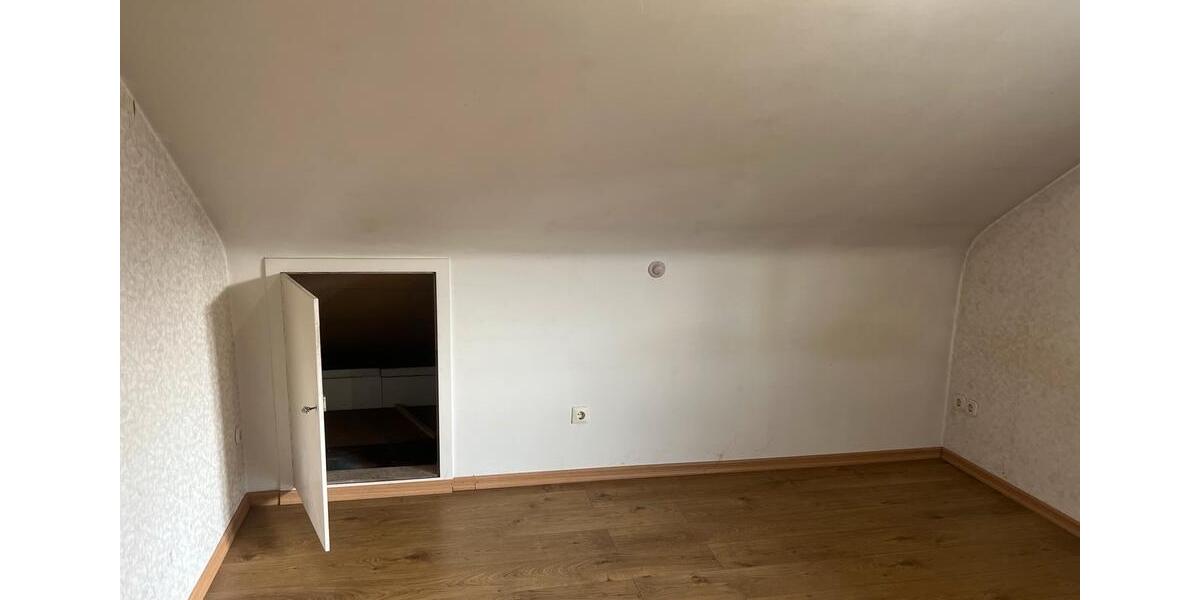 Dachgeschoßwohnung Leonberg - 4 Zimmer, 75 m&sup2;, 1.650&euro; | Angebot:24487529