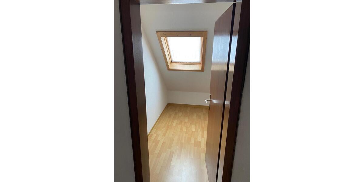 Etagenwohnung Ehringshausen - 5 Zimmer, 145 m&sup2;, 1.500&euro; | Angebot:24782704