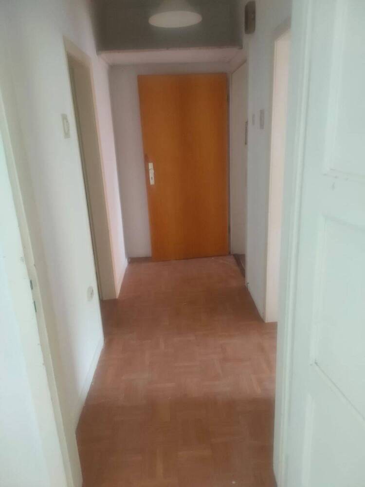 Wohnen direkt am Park - Frisch renovierte 2,5 -Zimmer-Wohnung !