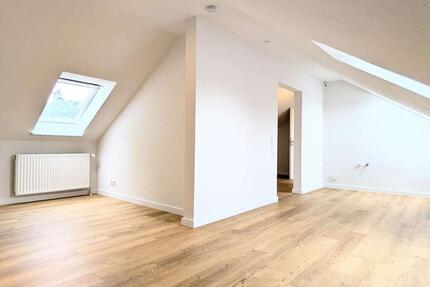 Frisch renoviert! Schönes WG-Zimmer in DG-Wohnung für junges Wohnen nahe Oldenburg Wildenloh