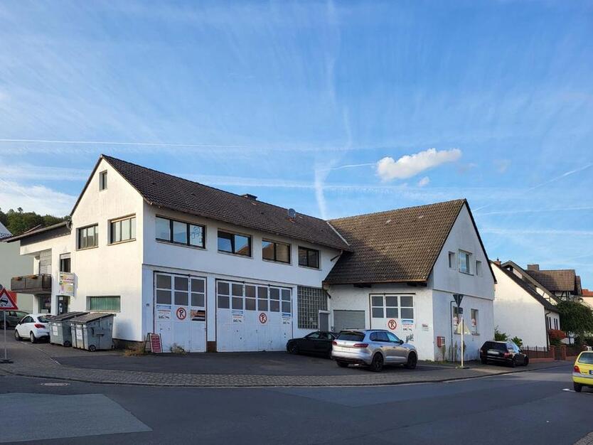 AUMÜLLER-Immobilien - HallenLagerräume mit Bürofläche im OG und Parkfläche vor dem Gebäude