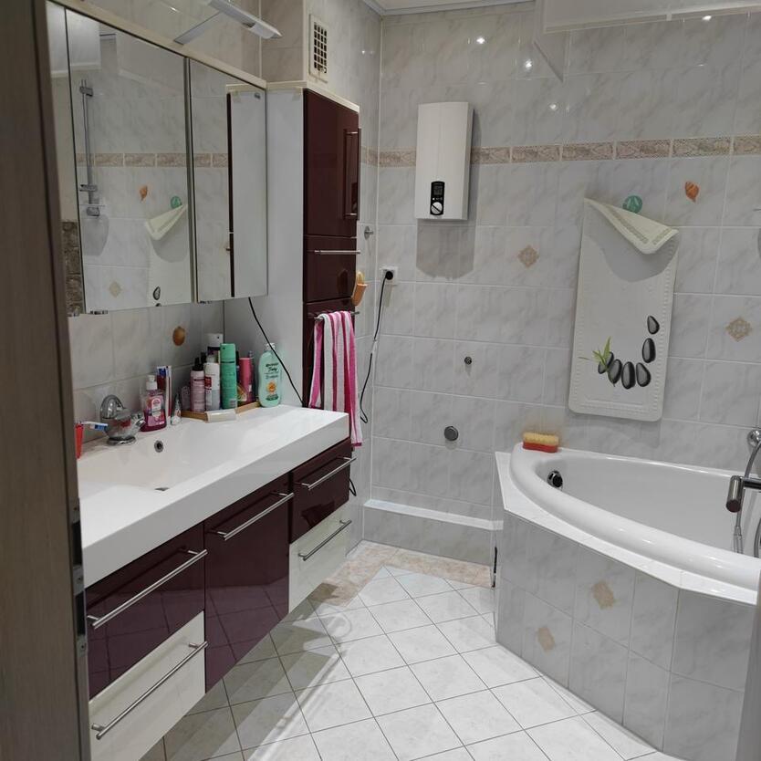 Moderne 3 Zimmerwohnung, Zentrale Lage , teilmöbiliert Gäste Wc,