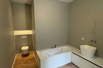 Wohnung Wiesbaden Biebrich - 4 Zimmer, 130 m&sup2;, 2.800&euro; | Angebot:24770490