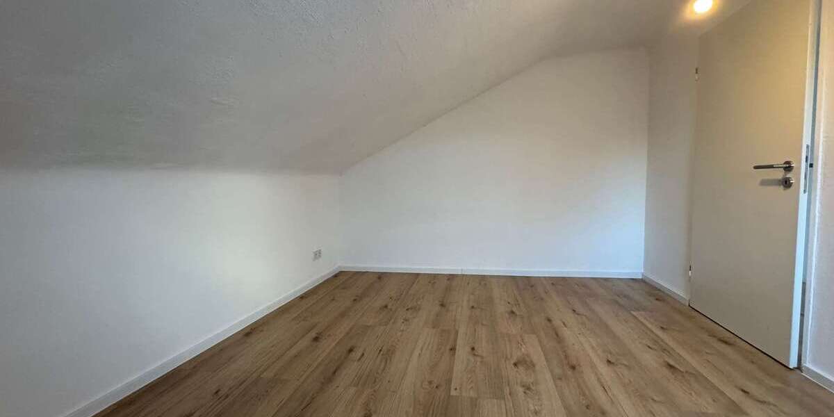 Sanierte 2-Zimmer-Dachgeschosswohnung mit neuem Bad in Ensheim - Dachgeschoßwohnung Saarbrücken-Halberg Halberg | Angebot:26764265