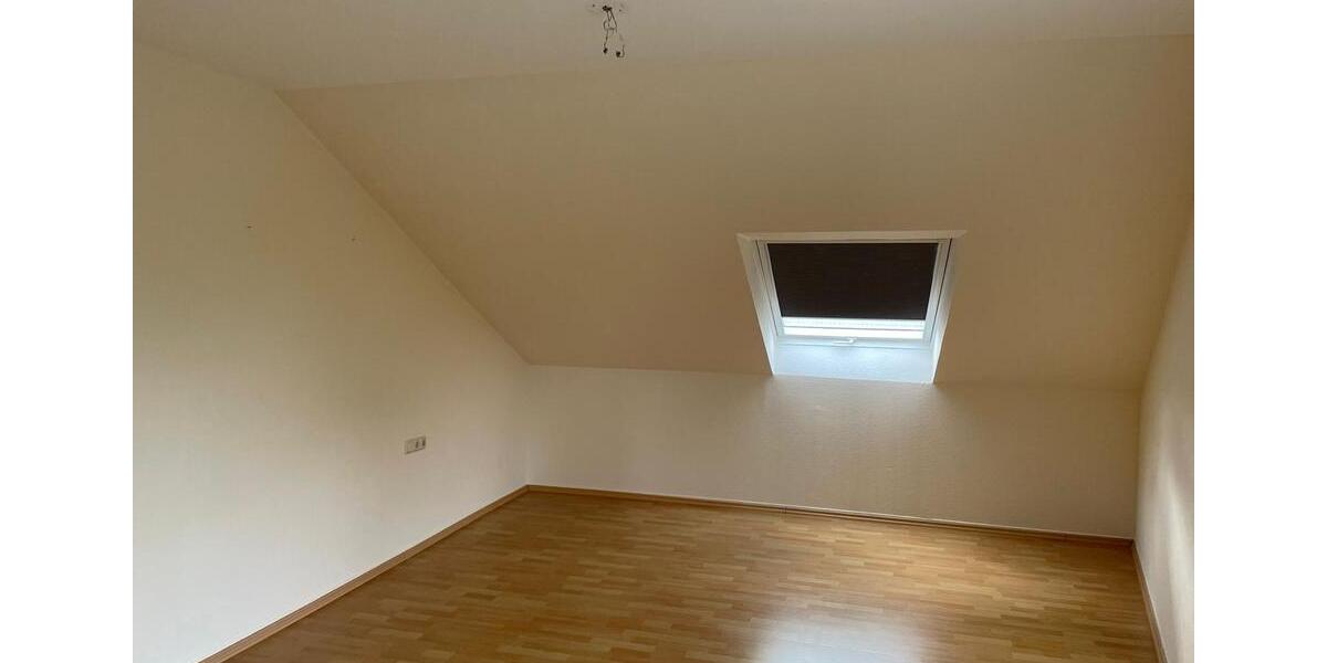 Dachgeschoßwohnung Lübbecke - 3 Zimmer, 100 m&sup2;, 800&euro; | Angebot:26350500