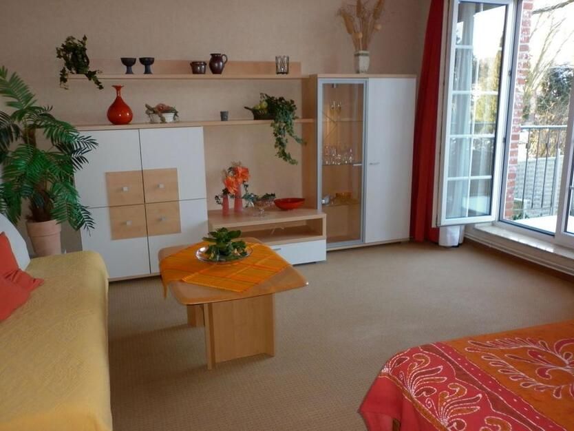 Rodenkirchen: Schöne möblierte Single-Wohnung, EBK, Bad, Garten