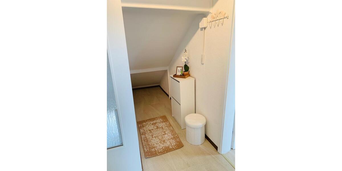 Renovierte und voll möblierte DG-Wohnung für Single-Person zimmer