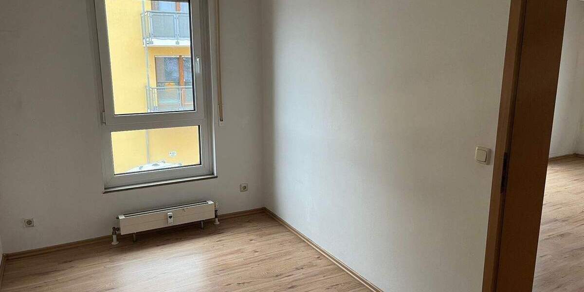 Sehr hübsche 1 12 Zimmer-Wohnung im 1. OG (Aufzug) mit Einbauküche, Balkon und Tiefgaragen-Stellplatz 1 zimmer