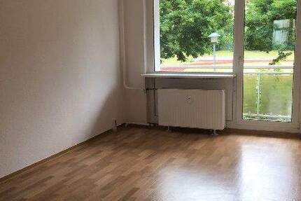 Großes Wohnzimmer mit Balkon! 2 zimmer