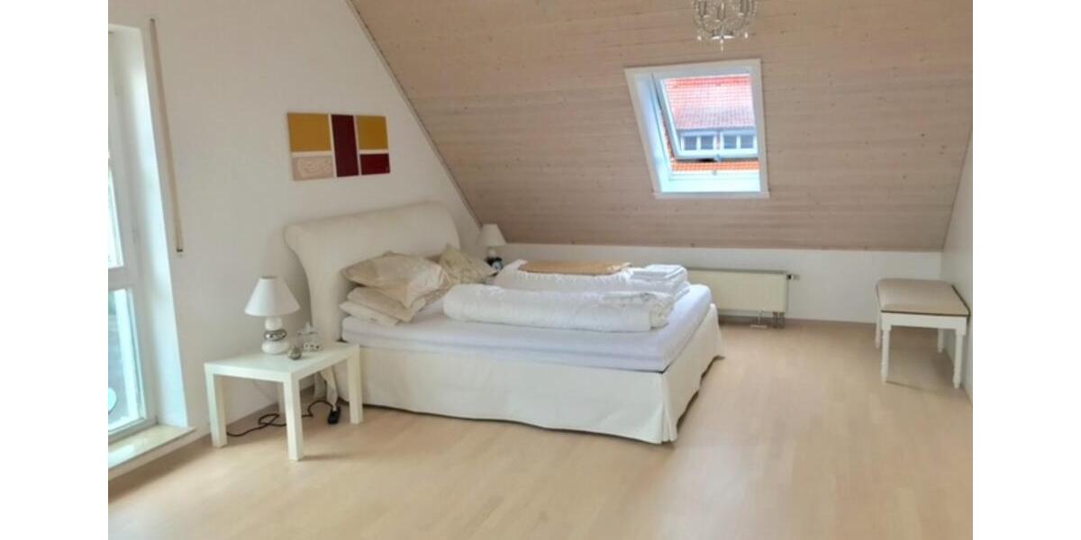 Möblierte, ruhige & lichtdurchflutete Dachgeschoss-Wohnung 2 zimmer