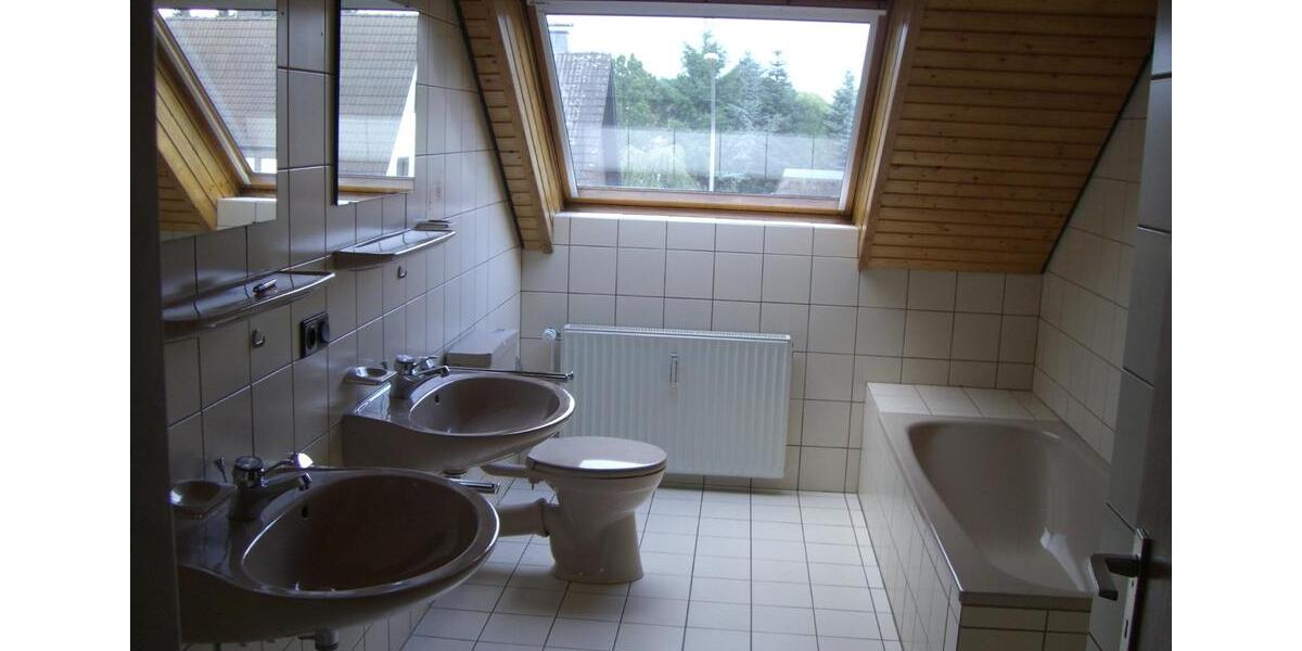 Dachgeschoßwohnung Oerlinghausen - 3 Zimmer, 108 m&sup2;, 800&euro; | Angebot:24454347