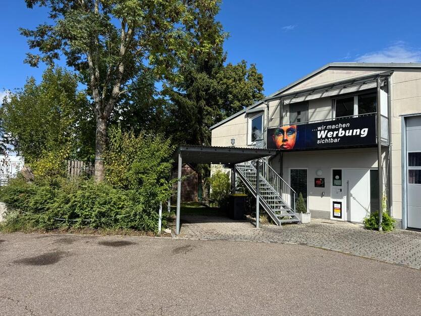 2-Zimmer-Wohnung in Gewerbehalle mit Carport und Garten in 85123