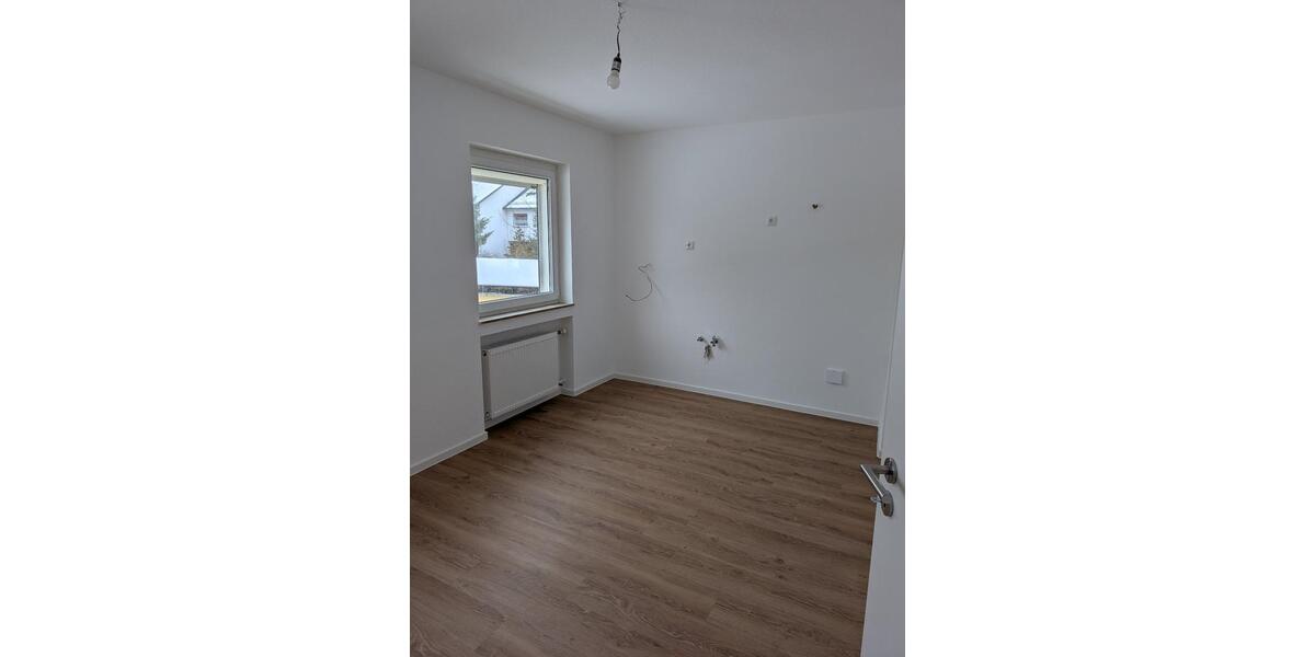 Neu renovierte helle 4-Zimmerwohnung im Erdgeschoss 4 zimmer