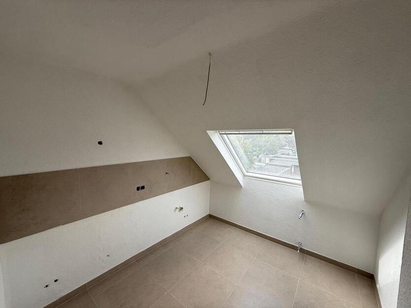 * Frisch Sanierte moderne 2-Zimmer Dachgeschoßwohnung *
