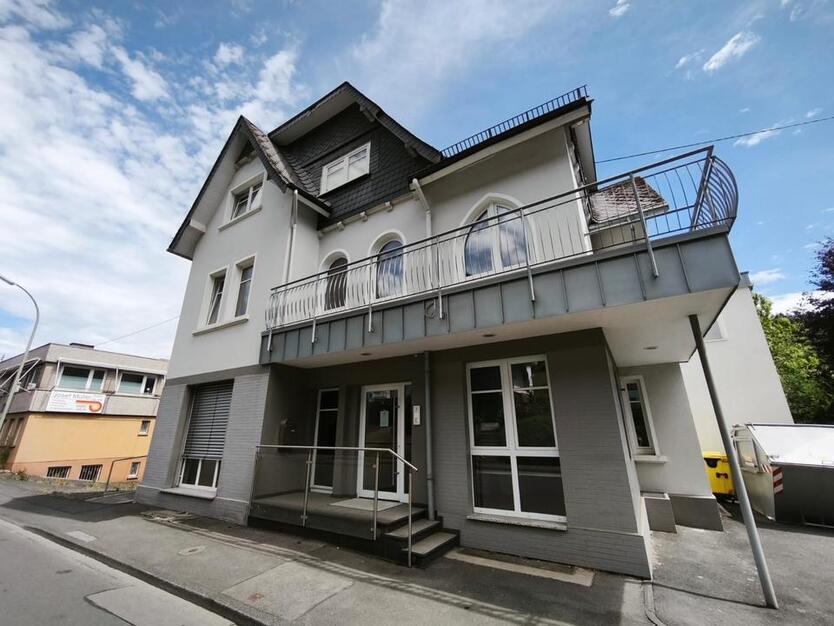 Moderne Büro-Praxiseinheit + 6 Räumen 13 Stellplätzen ab sofort
