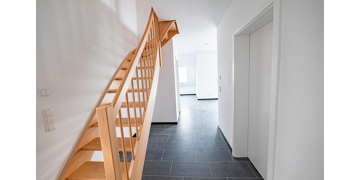 Dachgeschoßwohnung Hemmoor - 3 Zimmer, 96 m&sup2;, 995&euro; | Angebot:26585142