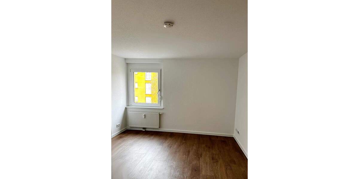 Renovierte 2 Zimmer + Tageslichtbad mit Dusche + neuer Boden + Balkon mit Blick ins Grüne 2 zimmer