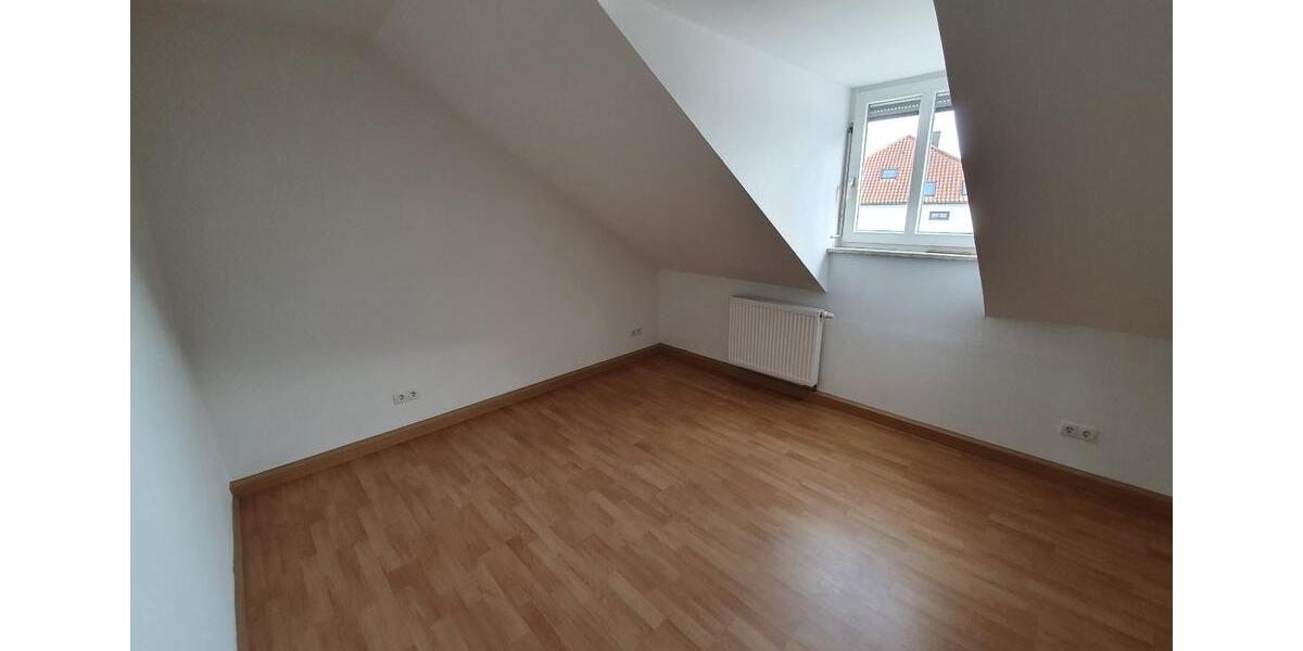 Dachgeschoßwohnung Osterhofen - 4 Zimmer, 111 m&sup2;, 800&euro; | Angebot:25722576