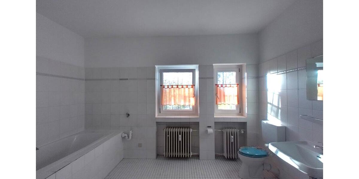 Erdgeschoßwohnung Hennef (Sieg) - 3 Zimmer, 150 m&sup2;, 1.350&euro; | Angebot:23187597