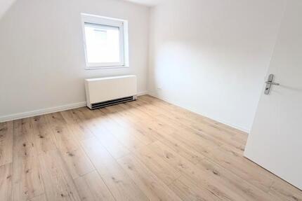 **Garten gefällig? +neuer Laminat +frisch gestrichen +neues Tageslichtbad +eigener Garten** zimmer
