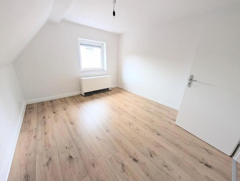 **Garten gefällig? +neuer Laminat +frisch gestrichen +neues Tageslichtbad +eigener Garten** zimmer
