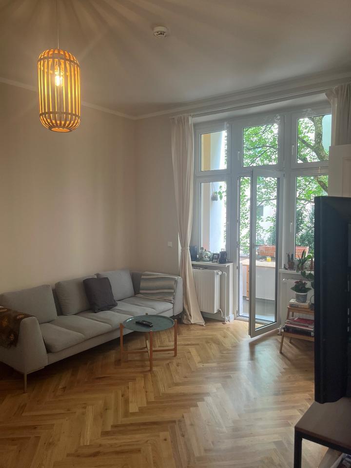 Helles großes Zimmer (21m²) in 2er WG mit Balkon & Anmeldung