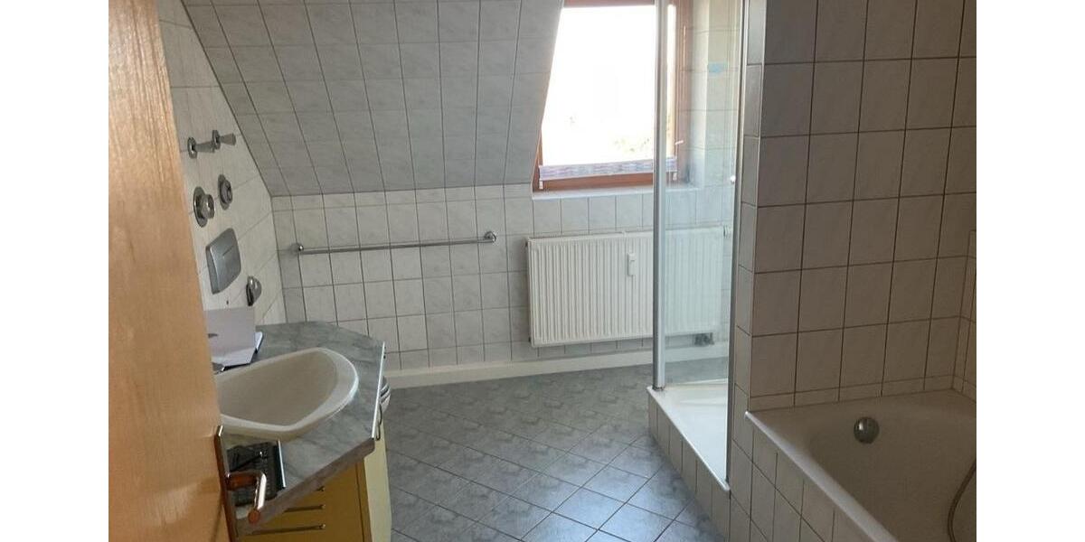 Dachgeschoßwohnung Glauchau - 3 Zimmer, 93 m&sup2;, 600&euro; | Angebot:24473680