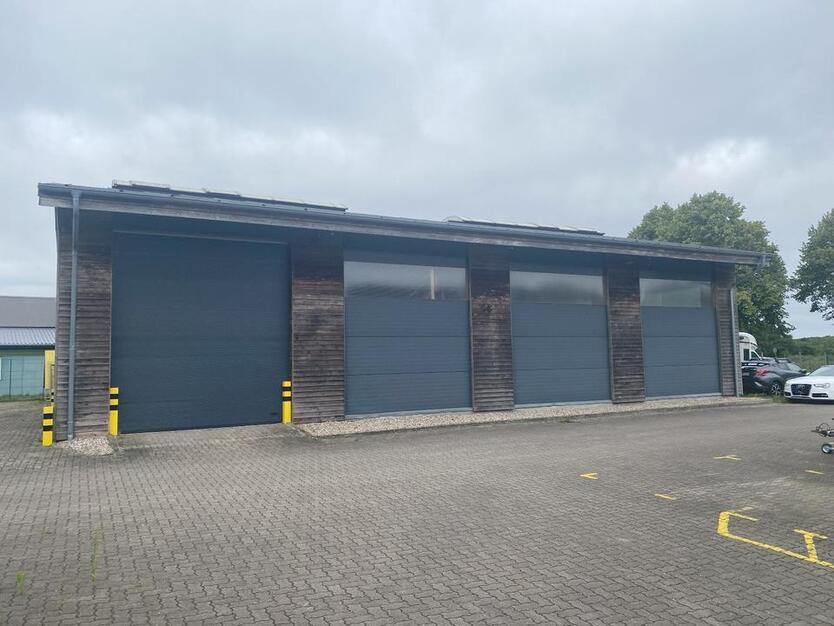 Gewerbehalle isoliert Holz Stahlständerwerk 2 Rolltore flexibel