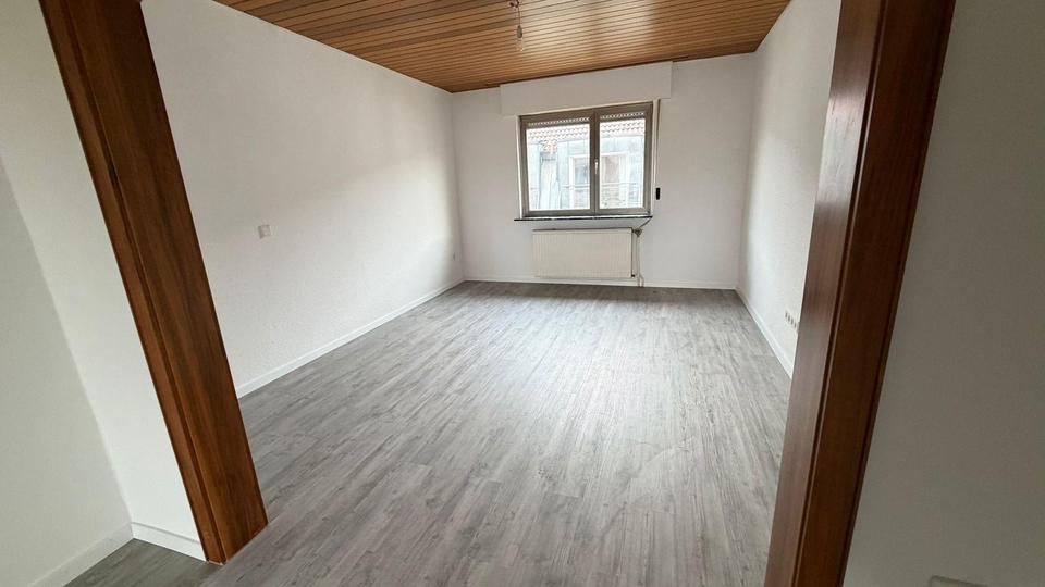 Großzügiges, frisch renoviertes Zweifamilienhaus mit Garten – Plankstadt 8 zimmer