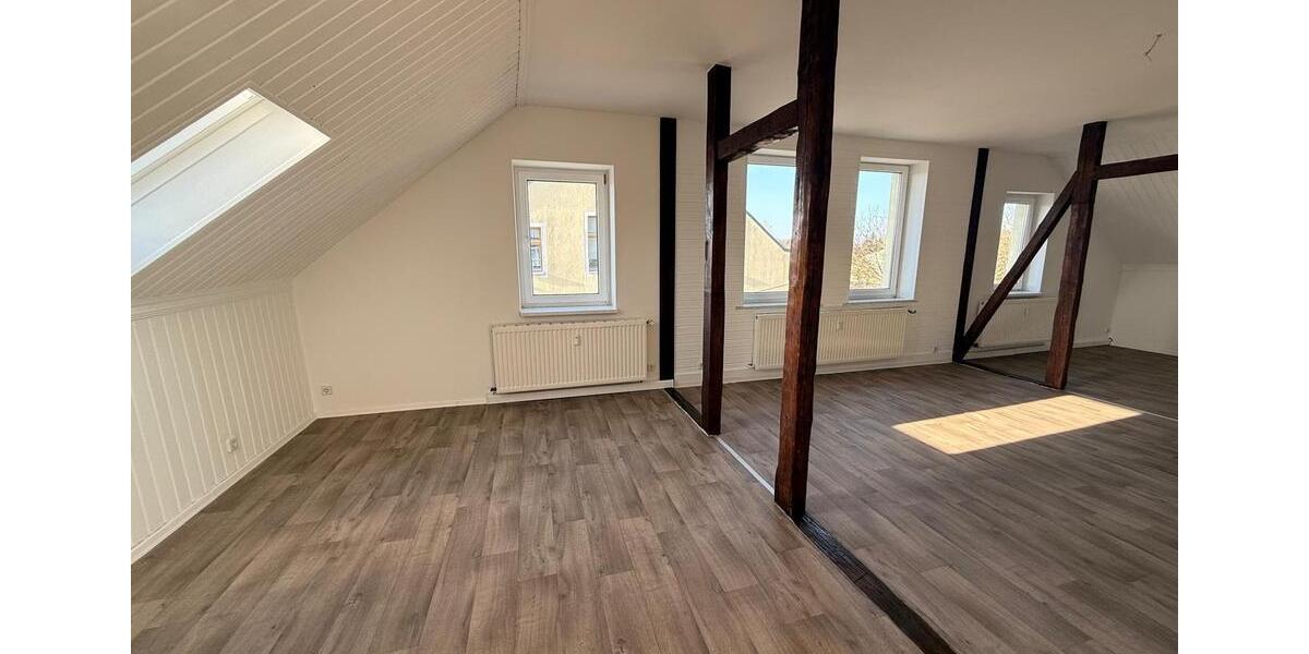 Dachgeschoßwohnung Oelsnitz (Erzgebirge) - 3 Zimmer, 88 m&sup2;, 484&euro; | Angebot:25881004