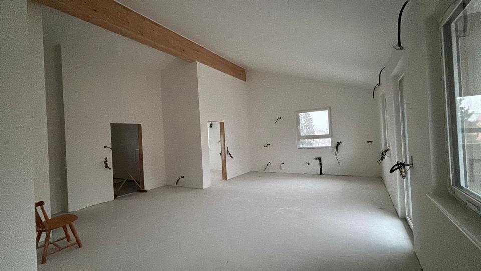 Neuwertige Dachgeschosswohnung mit hohen Decken | Balkon und Stellplatz 2 zimmer