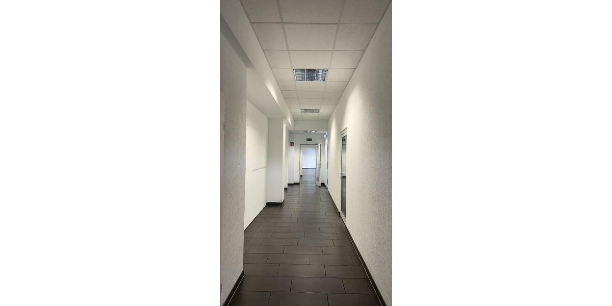 *Provisionsfrei* ca. 700m² Bürogebäude und ca. 600m² Halle zimmer