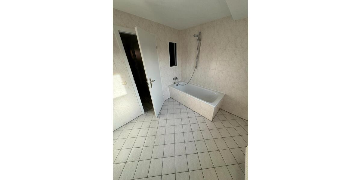 Dachgeschoßwohnung Freiberg - 2.5 Zimmer, 67 m&sup2;, 380&euro; | Angebot:26470199