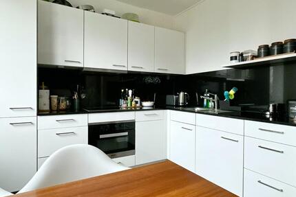 Helle 3-Zimmer-Wohnung mit hochwertiger Einbauküche und Süd-Loggia 3 zimmer