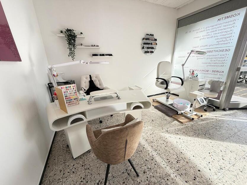 Große Raum zur Untermiete in Kosmetikstudio zimmer