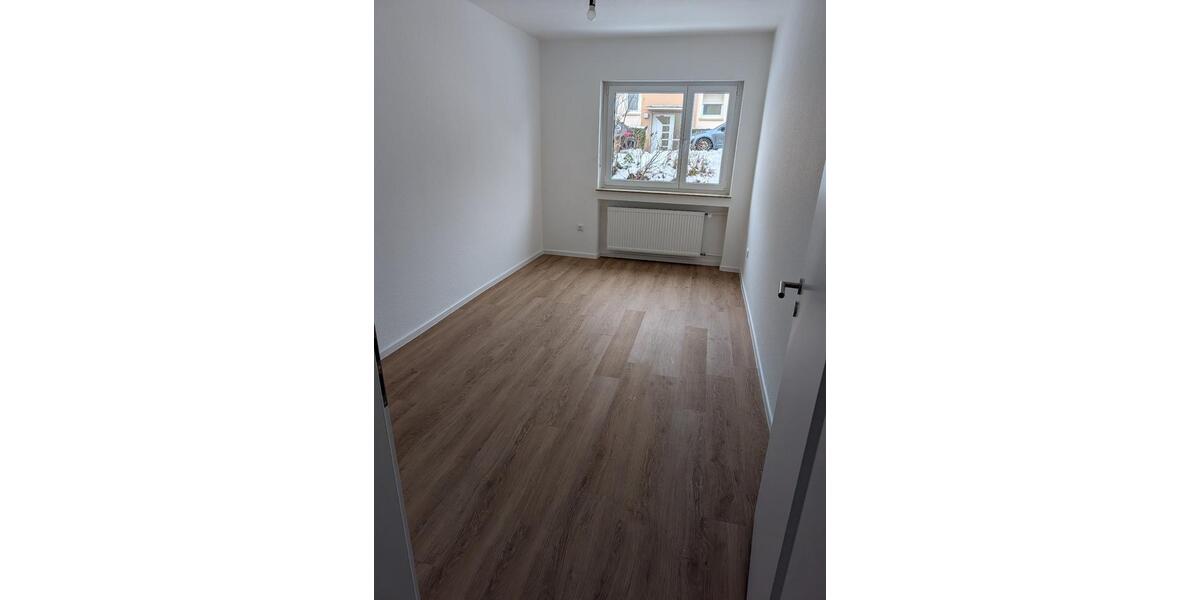 Neu renovierte helle 4-Zimmerwohnung im Erdgeschoss 4 zimmer