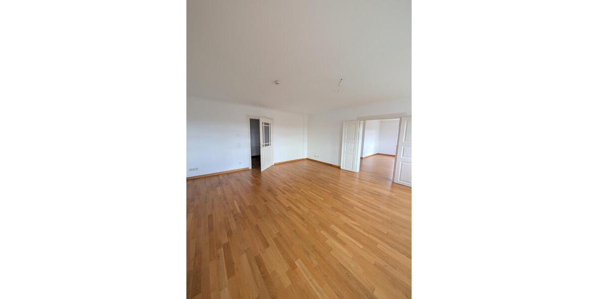 Etagenwohnung Radebeul - 3 Zimmer, 151 m&sup2;, 1.950&euro; | Angebot:25120921