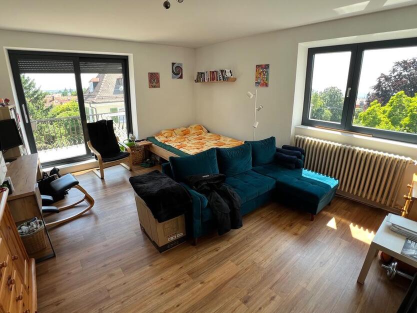 Sonniges, ruhiges WG-Zimmer mit eigenem Balkon (unmöbliert)