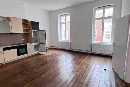 Großzügig geschnittene Altstadtwohnung 2 zimmer