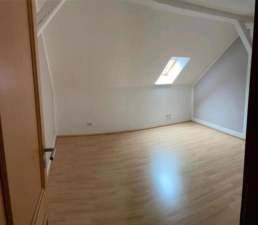 3 Raum Dachgeschoss Wohnung