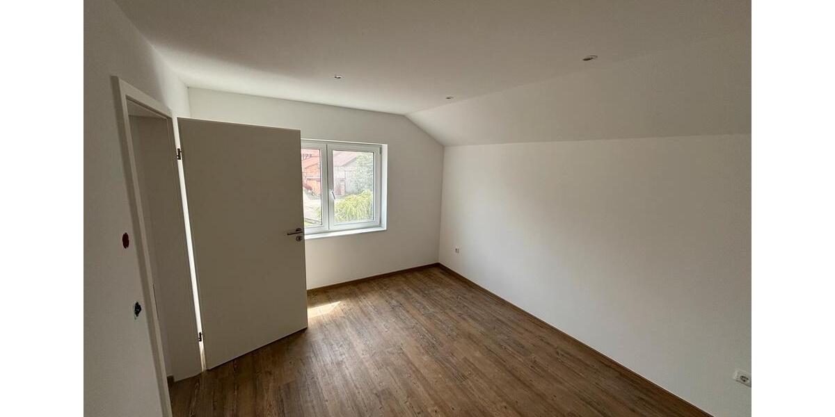 Dachgeschoßwohnung Burghaun - 5 Zimmer, 130 m&sup2;, 1.150&euro; | Angebot:25416520